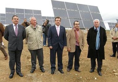 Fernández Vara pone de manifiesto la capacidad de generar empleo de las energías renovables