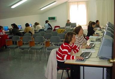 El Nuevo Centro del Conocimiento de Valencia de Alcántara enseña informática mediante talleres gratuitos