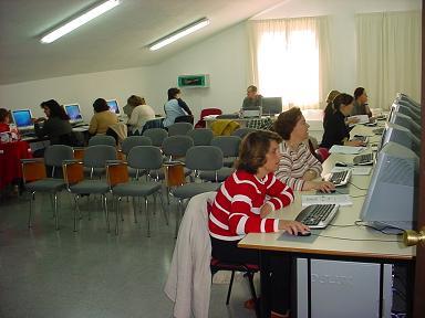 El Nuevo Centro del Conocimiento de Valencia de Alcántara enseña informática mediante talleres gratuitos