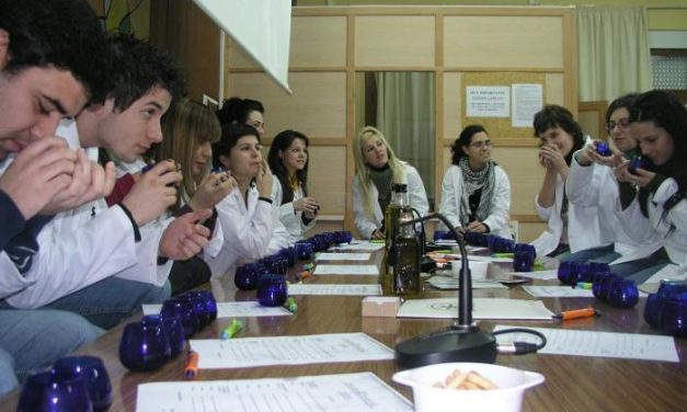 Una treintena de alumnos del instituto Alagón de Coria descubren los beneficios del Aceite Gata-Hurdes
