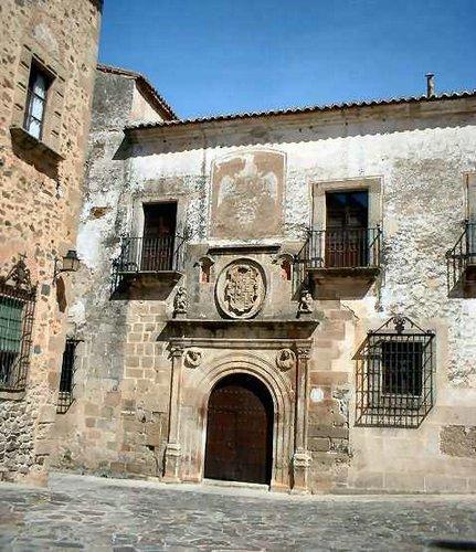 El Ayuntamiento de Cáceres presenta el libro Ciudades de cuento sobre cada localidad Patrimonio de la Humanidad