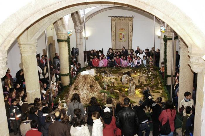 La Dipútación Provincial de Cáceres inaugura el Belén con la participación de más de 100 niños