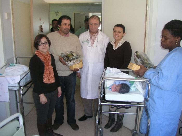 El Aceite «Gata-Hurdes» entrega cinco cestas de Navidad a los cinco bebés nacidos esta semana en Coria