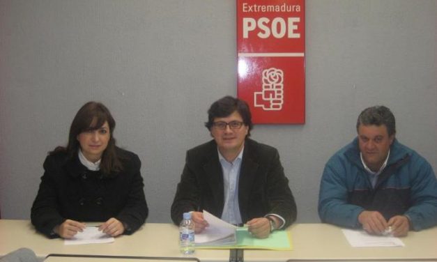 El PSOE acusa al alcalde del PP de llevar a Valencia de Alcántara al retroceso y critica el exceso de gastos