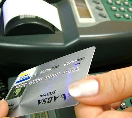 Detenida una joven por estafar mas de 24.000 euros con una tarjeta bancaria