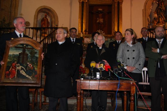 La Policía Nacional recupera la tabla flamenca del siglo XV robada de la iglesia de San Martín de Trujillo