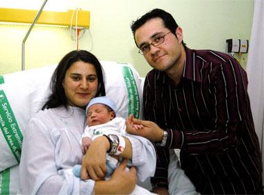 Oliver, el primer extremeño del año 2009, nace en Cáceres cinco minutos después de las campanadas
