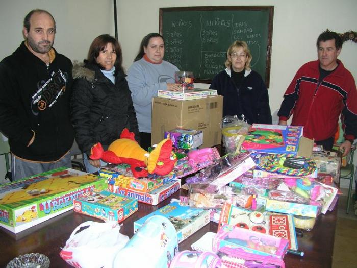 La Agrupación de Protección Civil de Coria reparte alrededor de un centenar de juguetes entre los niños