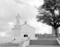 La estatua del Sagrado Corazón ya preside desde ayer la ermita de San Blas en el pueblo de  Azuaga