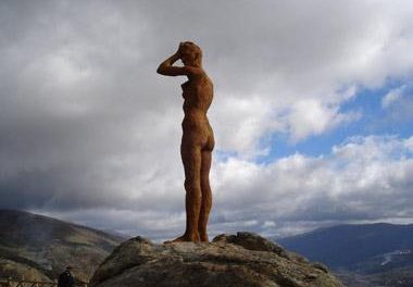 Tirotean el conjunto escultórico «El mirador de la memoria» situado en la localidad de El Torno