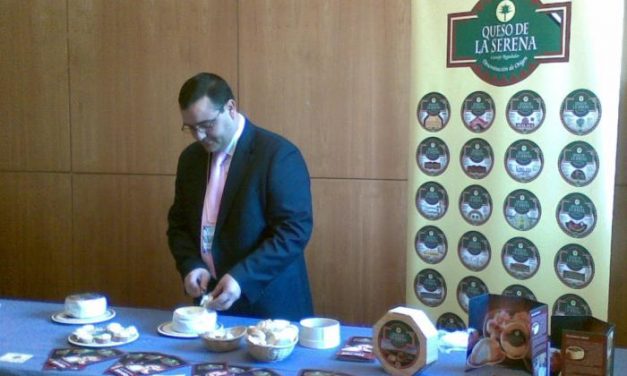 Las tortas de La Serena y el jamón con denominación muestran a los profesionales gallegos sus productos