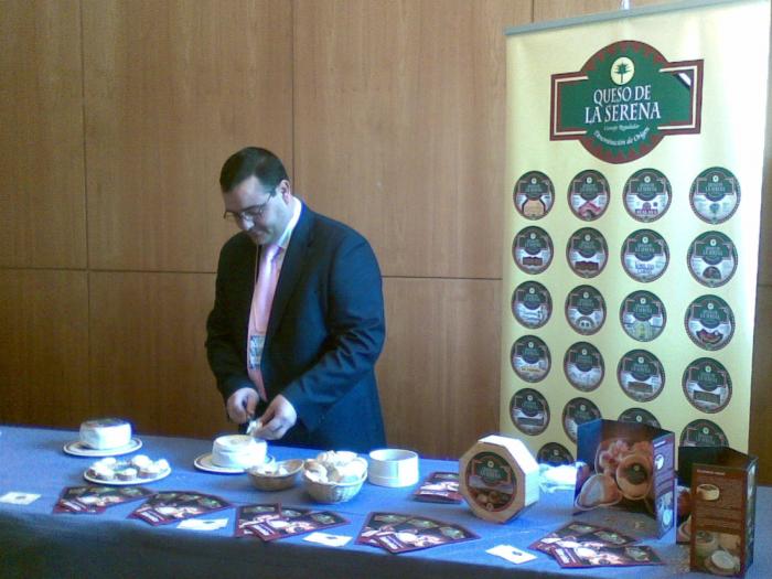 Las tortas de La Serena y el jamón con denominación muestran a los profesionales gallegos sus productos
