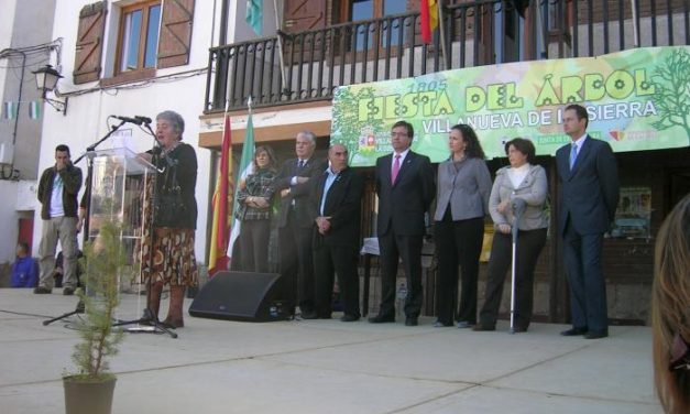 Fernández Vara elogia a Villanueva de la Sierra por dedicar un bosque a las víctimas de género