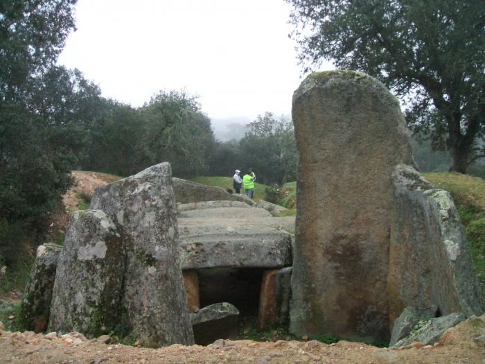 Ademoxa organiza una actividad de senderismo para el 15 de marzo para conocer la ruta de los dólmenes