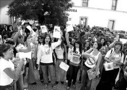 Los alumnos de la Facultad de Biblioteconomía salen a las calles de Badajoz en defensa del «cubo»