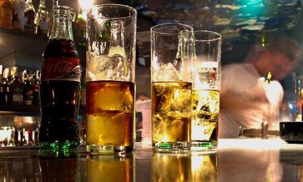 Cierran los bares de copas y las discotecas en Extremadura y se prohíbe fumar en la calle