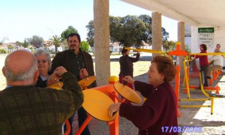 La entidad local menor de  Vegaviana estrena un parque para mayores situado en el centro de la población