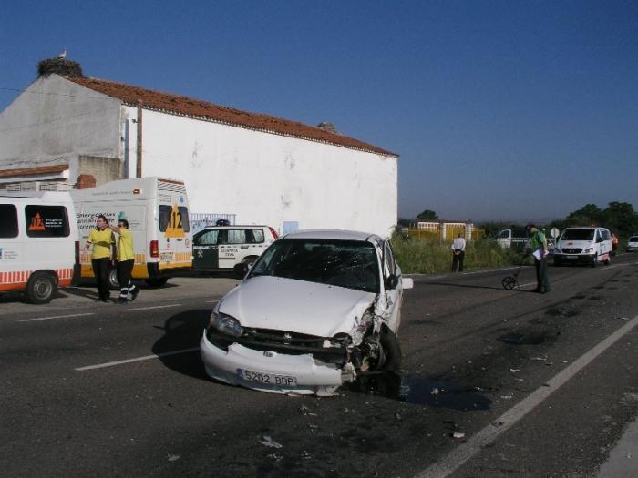 Un herido grave y otros dos heridos leves es el balance de un accidente de tráfico ocurrido ayer en Galisteo