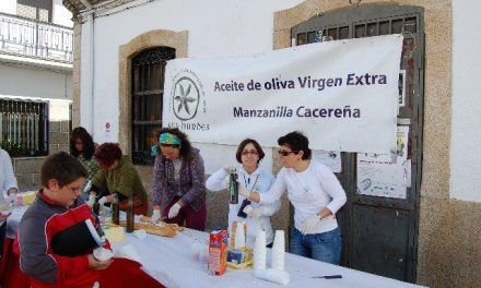 Más de 300 estudiantes degustan en  Valverde un desayuno saludable con aceite Gata-Hurdes