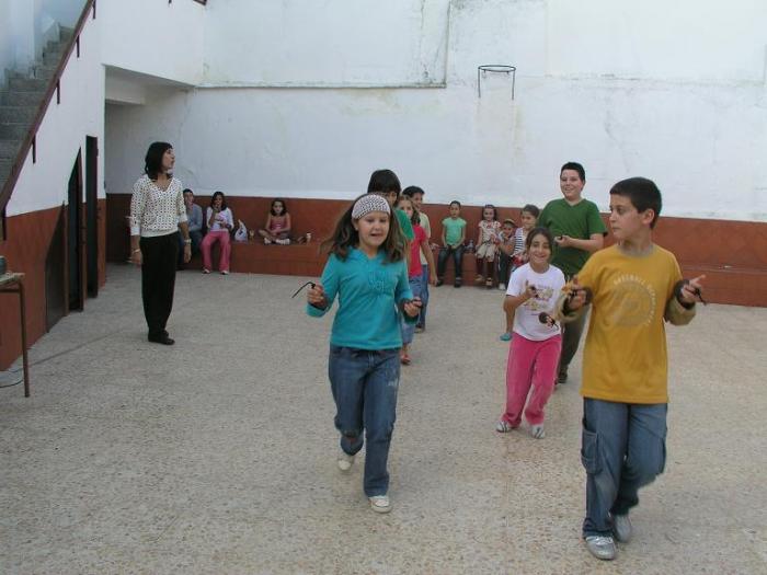 El grupo de Coros y Danzas Savia Viva de Coria enseña a bailar jotas de Extremadura a unos 30 niños