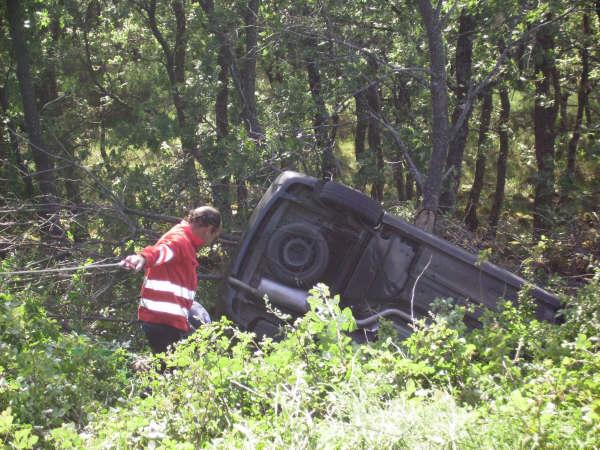Una maestra sale ilesa de un aparatoso accidente de tráfico en Santibáñez al caer su vehículo por un terraplén