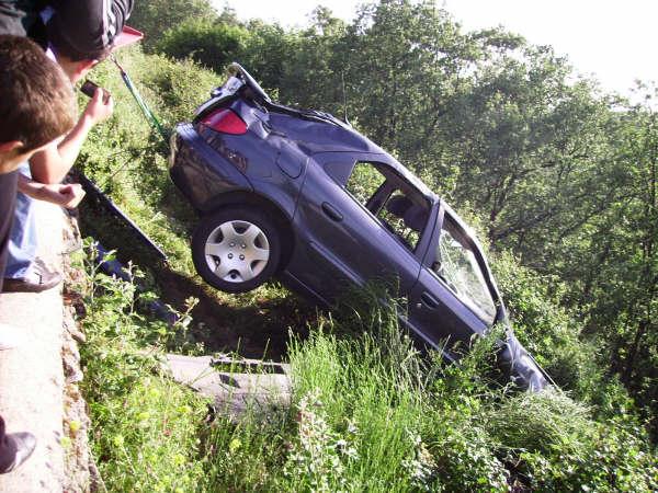 Una maestra sale ilesa de un aparatoso accidente de tráfico en Santibáñez al caer su vehículo por un terraplén