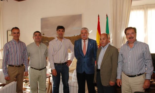 Una delegación de Atapuerca visita el complejo deportivo que tiene la Diputación en capital cacereña