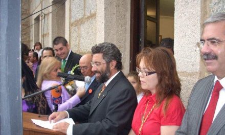 El abanderado Juan Carlos Pérez da el inicio oficial de los sanjuanes 2009 en Coria con la suelta del chupinazo