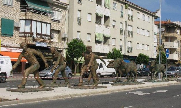 Un conjunto escultórico formado por siete figuras homenajea los encierros taurinos de Moraleja