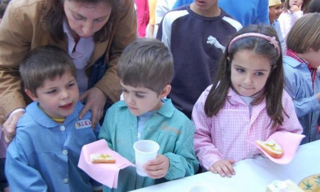 Un centenar de niños del campamento de Villamiel participa en un desayuno con aceite Gata-Hurdes