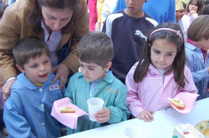 Un centenar de niños del campamento de Villamiel participa en un desayuno con aceite Gata-Hurdes