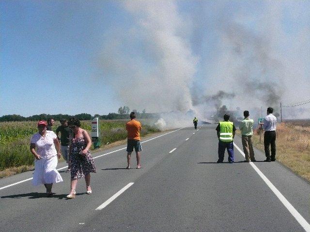 El incendio de un remolque de paja obliga a cortar la Ex-108 entre Coria y Moraleja durante dos horas y media