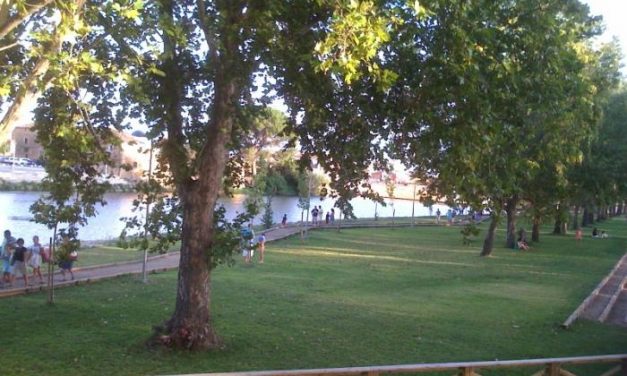 Moraleja inaugura la piscina natural construida en la Rivera de Gata a su paso por el casco urbano