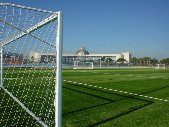 Los vecinos de Coria cuentan desde hoy con un campo de fútbol de césped artificial en las instalaciones de La Isla
