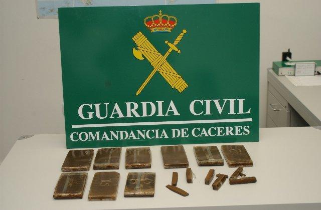 La Guardia Civil detiene a dos individuos en Almendralejo con 28 bellotas de hachís en su poder