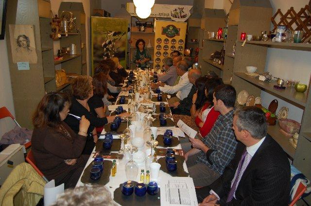 Sibaritas y futuros hosteleros de Asturias aprenden en Oviedo a catar aceite Gata-Hurdes y Torta de la Serena