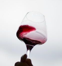 El consumo ligero de vino tinto aporta beneficios en los enfermos de fibromialgia según un estido de la UEX
