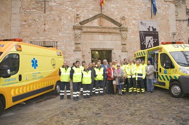 La Diputación de Cáceres entrega ambulancias a las asociaciones DYA y ARA por valor de casi 100.000 euros