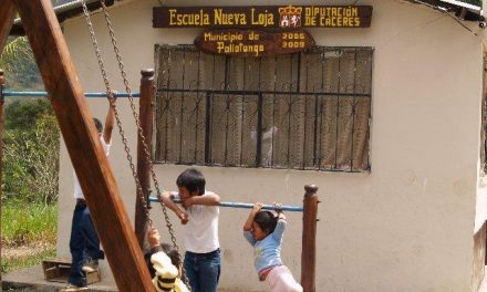 Veintidós niños de Ecuador estrenan la nueva escuela de Nueva Loja, en Pallatanga, gracias a la Diputación