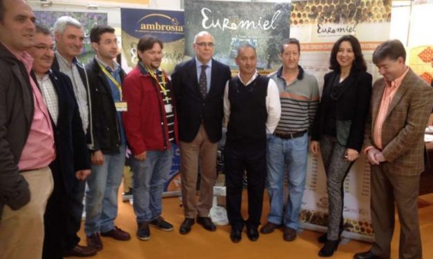 Echávarri inaugura la Feria de Apicultura de Las Hurdes donde destaca el liderazgo de Extremadura en el sector de la miel