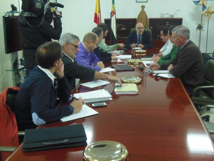 Agricultura y OPAS acuerdan firmar un documento para seguir incidiendo en que las comarcas de Don Benito y Miajadas estén unidas en el estrato 22