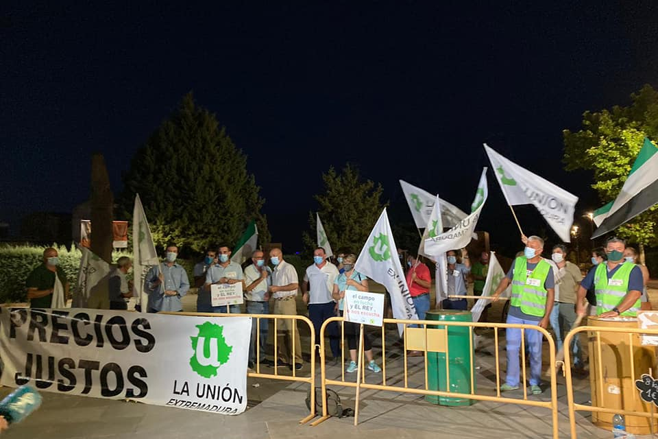 Numerosos agricultores alzan la voz en Mérida para reivindicar precios justos