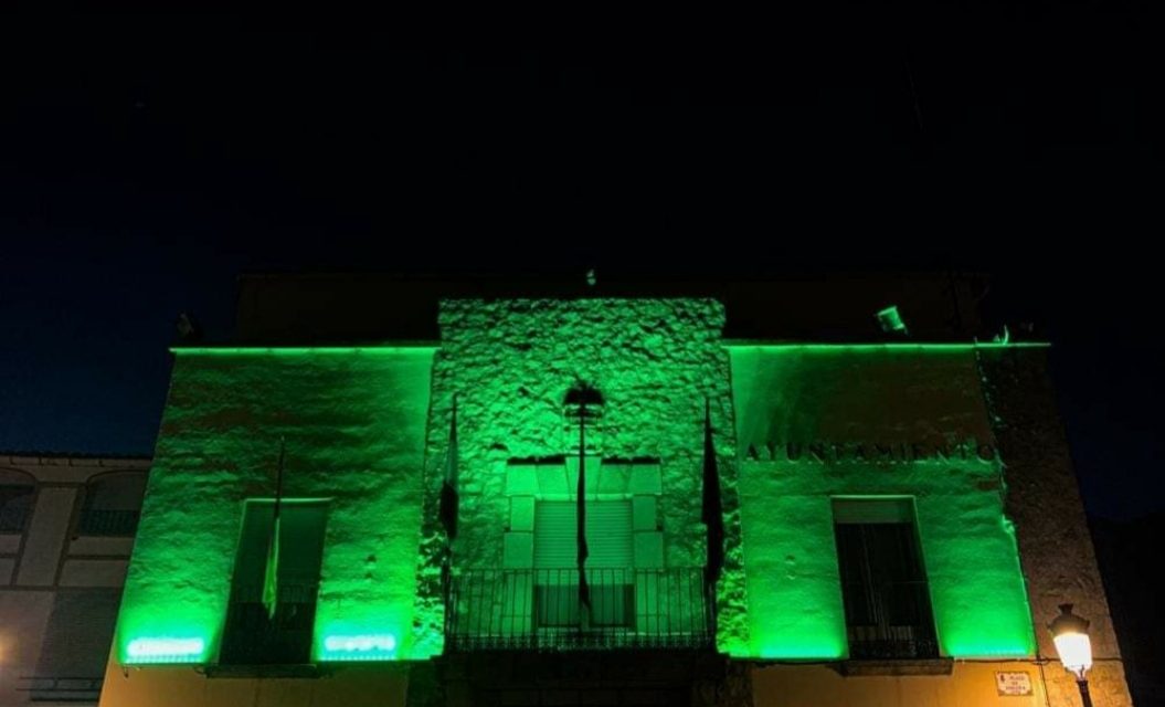 Moraleja ilumina de verde la casa consistorial para recordar sus fiestas suspendidas por la crisis sanitaria