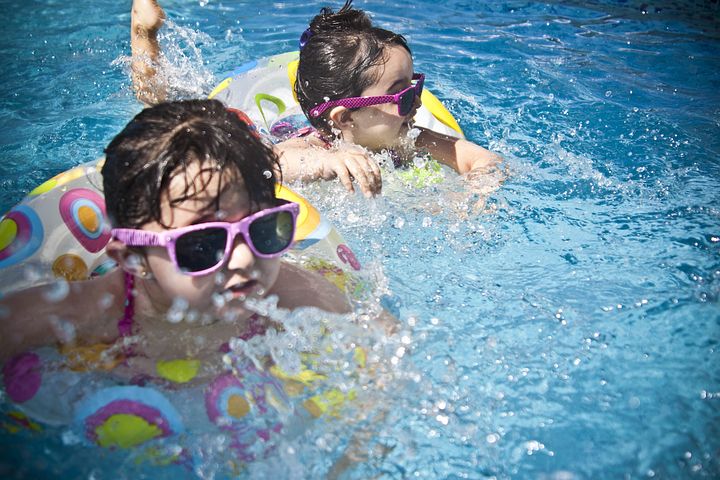 Pediatras recomiendan vigilar a los niños durante los baños en piscinas para prevenir ahogamientos