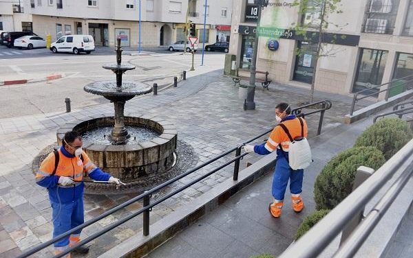 El Ayuntamiento de Coria continúa con la desinfección de calles y espacios públicos con fondos propios