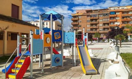 El Ayuntamiento de Coria instala un parque infantil en los alrededores de la casa de cultura