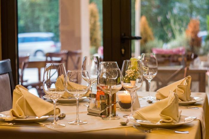 El Gobierno pretende compensar a los restaurantes con la comida a domicilio y al comercio con citas previas