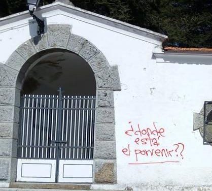 «¿Dónde está el porvenir?» la pintada vandálica con la que ha amanecido el cementerio municipal de Piornal