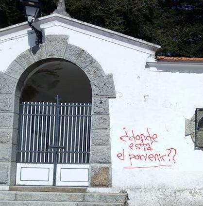 «¿Dónde está el porvenir?» la pintada vandálica con la que ha amanecido el cementerio municipal de Piornal