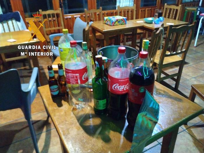 Sorprenden a cuatro vecinos de Albalá con música y bebiendo en un establecimiento